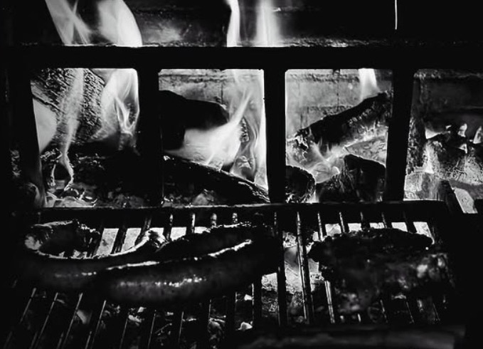 La parrilla y el fuego en blanco y negro
